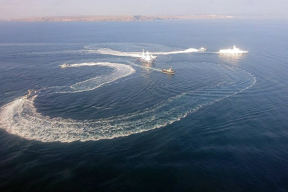 Корабли Погранслужбы ФСБ РФ не пропустили к Крымскому мосту три судна ВМФ Украины. ФОТО Пресс-служба Пограничного управления ФСБ России по Республике Крым