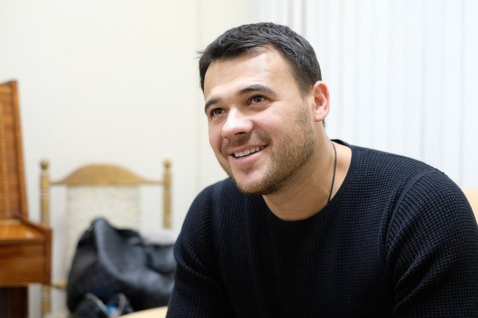 Эмин все свободное время старается проводить с семьей.