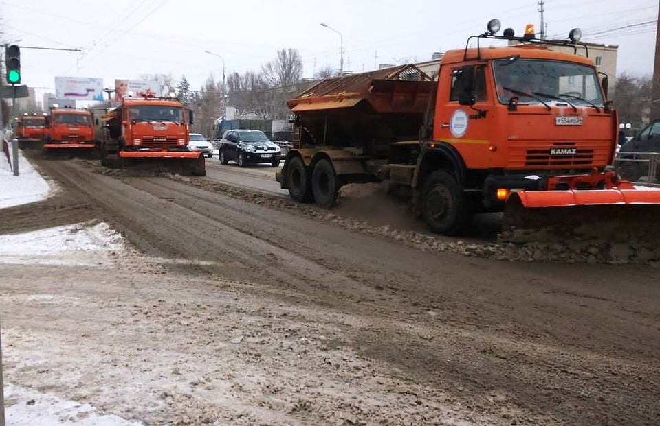 Дороги в Волгограде будут чистить всю ночь, а при необходимости обработают еще раз среди дня.
