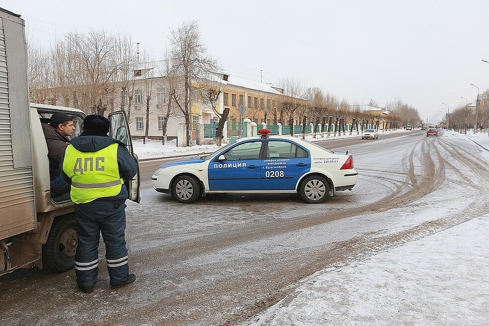 Дорожные полицейские еще раз напоминают жителям Красноярского края о том, что в такую погоду нужно отправляться в дорогу только на исправном автомобиле.