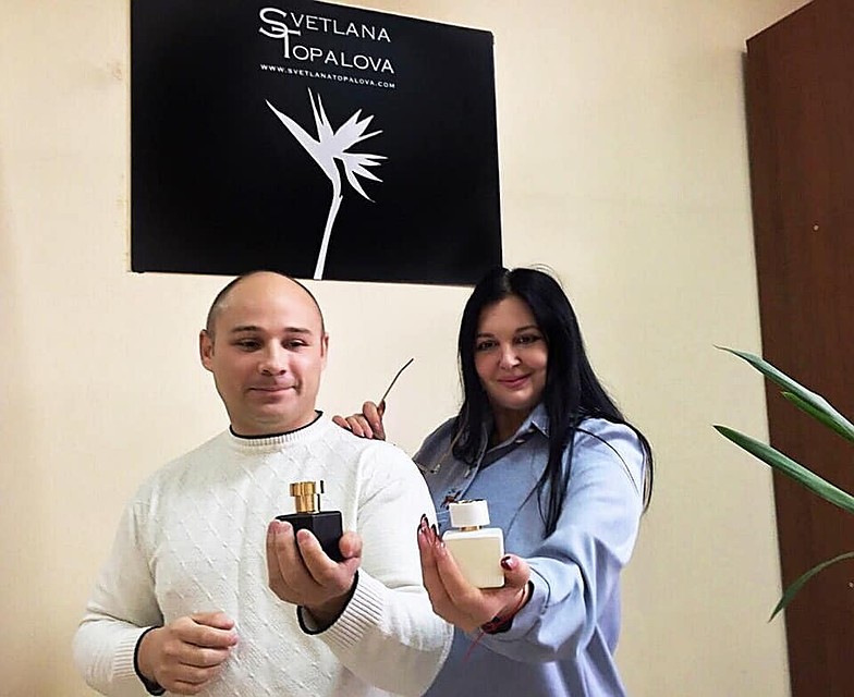 Сергей Ярошевич и Светлана Топалова презентуют первые созданные в Донбассе духи. Фото: Нина Смирнова