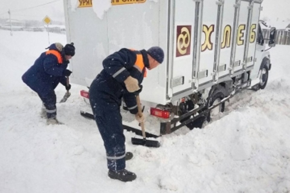 В Бурятии автомобили с пассажирами, среди которых четыре ребенка, попали в снежный плен. Фото: пресс-служба ГУ МЧС по Иркутской области