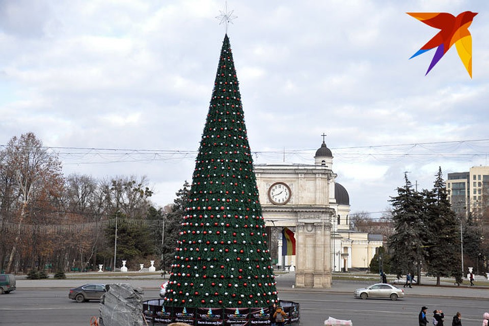 В этом году на центральной площади Кишинева установили искусственную ёлку