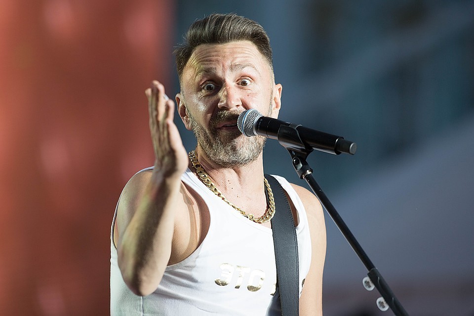 Сергей Шнуров пришел к Урганту со свиньей