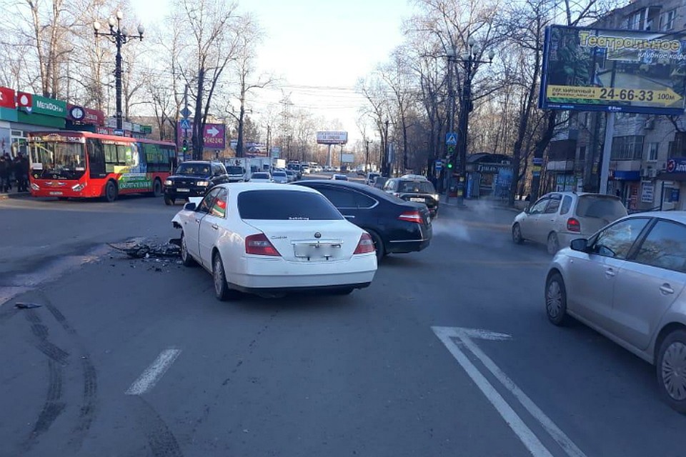Пьяный водитель в Хабаровске врезался в машину мирных горожан