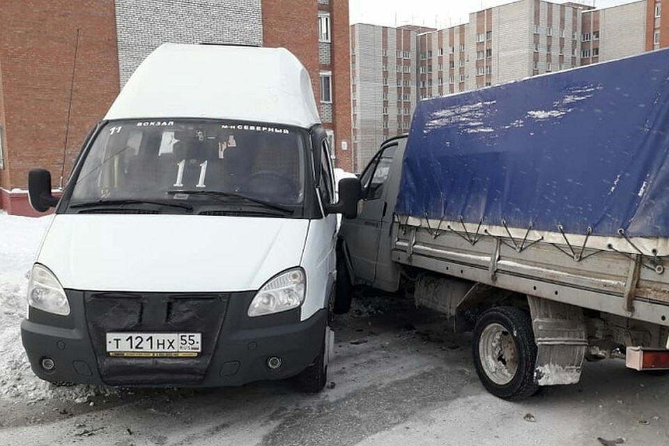 В аварии пострадали четыре пассажира маршрутки. Фото: "Инцидент.Новосибирск".
