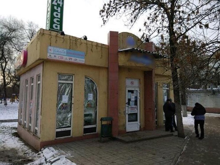 У Сенного рынка снесли мини-магазин