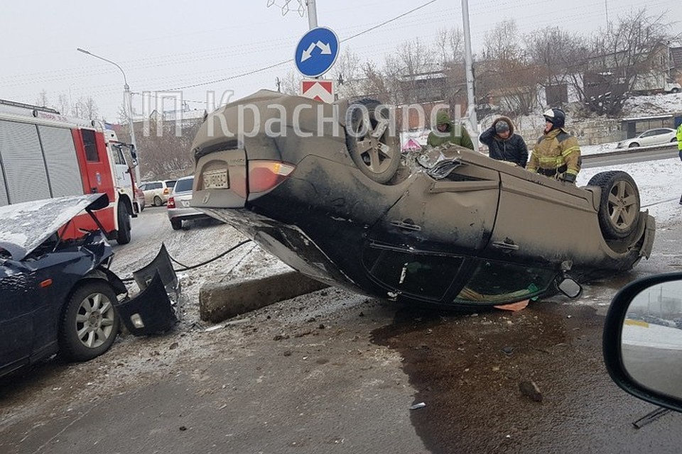 В Красноярске на кольце перевернулась иномарка с ребенком. Фото: "ЧП-Красноярск"