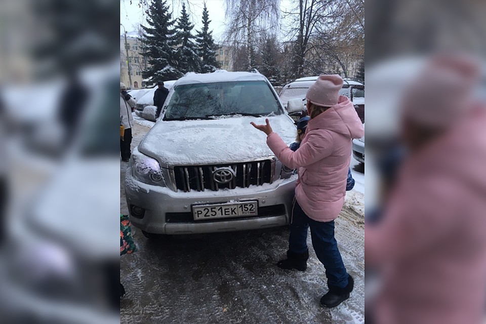 Пострадавшая с семимесячным сыном на руках пыталась задержать свою обидчицу, которая пыталась скрыться с места происшествия.