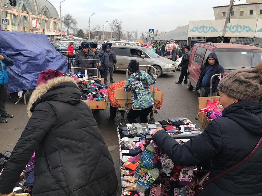 На Ошском рынке проводится рейд по ликвидации стихийной торговли