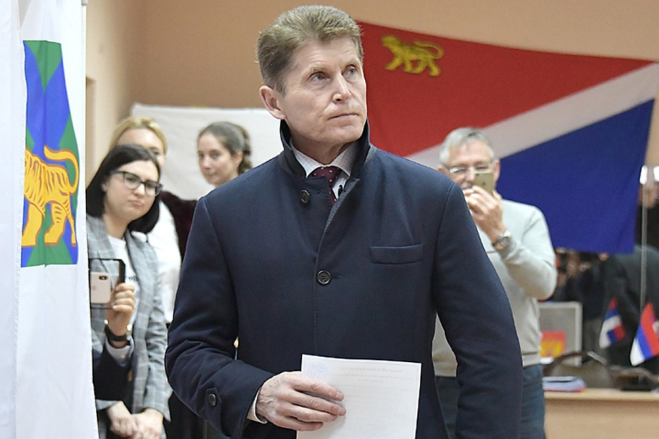 Кандидат на должность губернатора Приморского края Олег Кожемяко во время голосования на избирательном участке №727. Фото: Юрий Смитюк/ТАСС