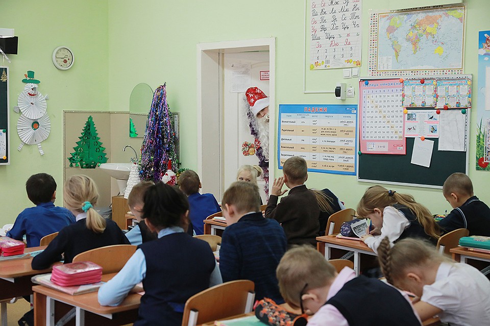 Малыши и не догадывались, что нетерпеливый дедушка пришел подсмотреть, о чем же ему пишут!