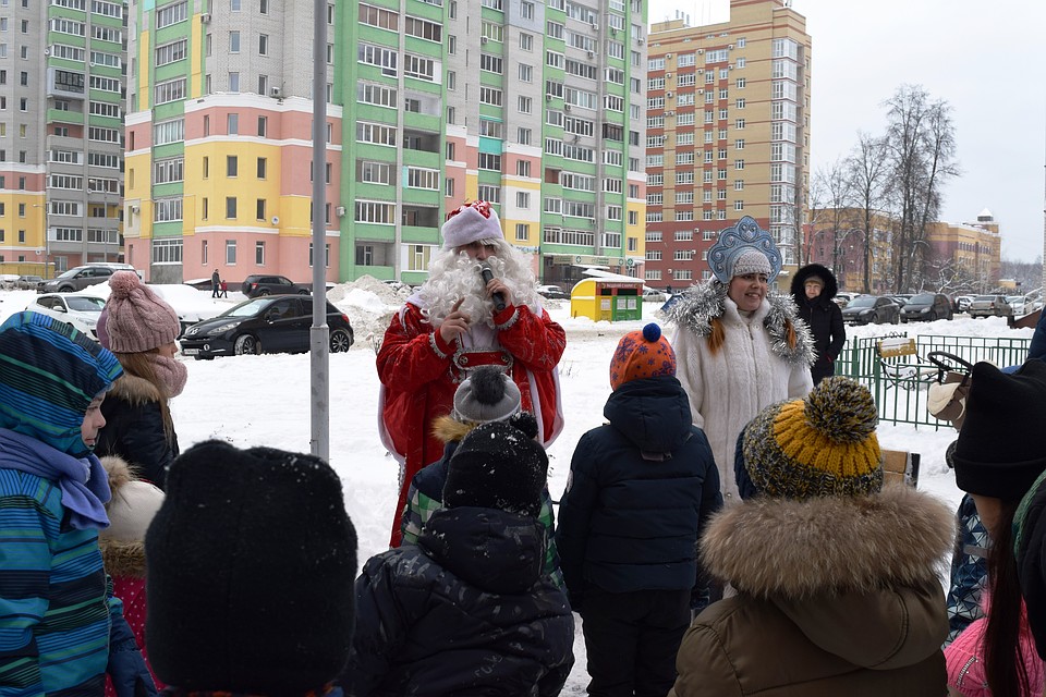 Новогодние утренники на свежем воздухе в компании Деда Мороза и Снегурочки прошли сразу в трех дворах: в ЖК «Академическом», «Гранде» и «На Советской»