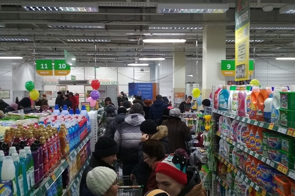 Сметали с полок все, что было: супермаркеты Красноярска подверглись невиданному нашествию. Фото: Семен Шерстнев