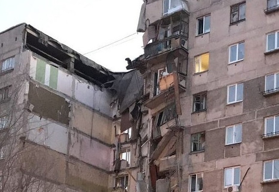 Обрушился целый подъезд.