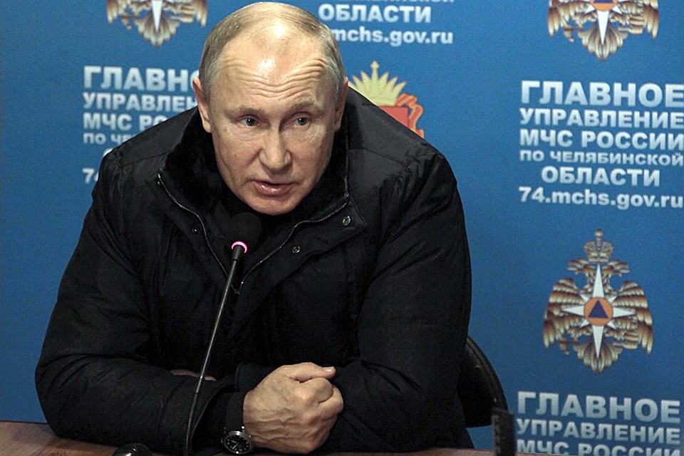 Прилетев в Магнитогорск президент отправился в оперативный штаб МЧС. Прилетев в Магнитогорск президент отправился в оперативный штаб МЧС,