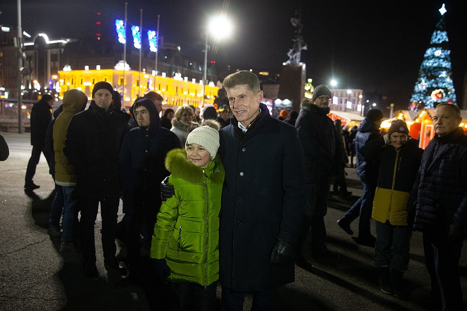 Олег Кожемяко с приморцами встречает новый год на центральной площади Владивостока.