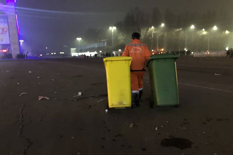 Сразу после встречи Нового года «тазалыковцы» приступили к генеральной уборке площади.