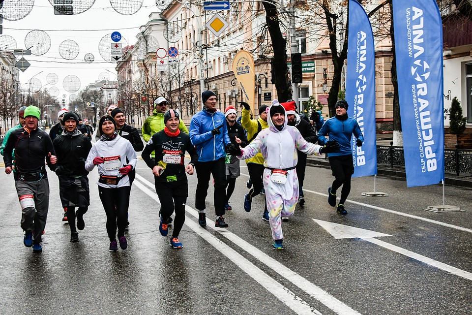 В этом году бегунам предстояло преодолеть 2019 метров.
