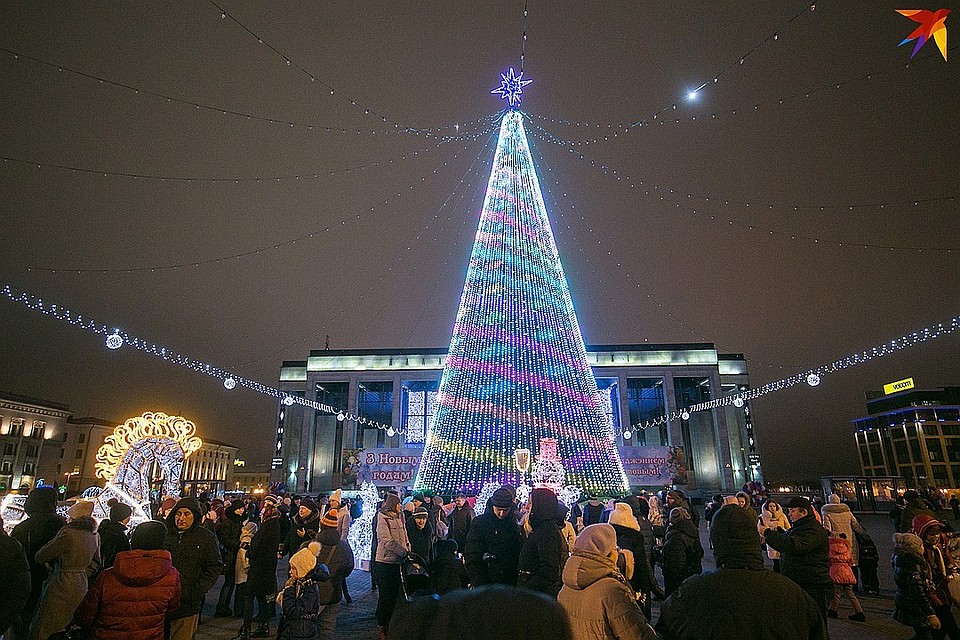 Новогодняя елка на Октябрьской площади вошла в рейтинг самых высоких в странах СНГ