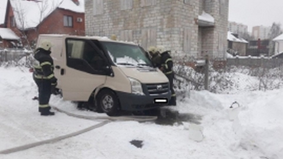 В микроавтобусе сгорело водительское сидение, закоптился салон