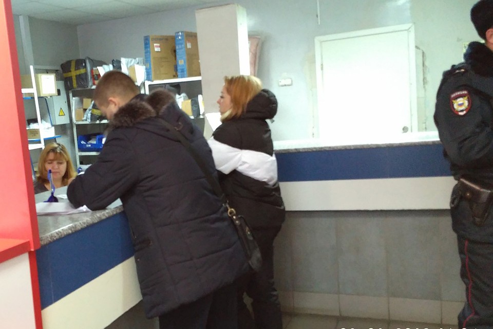 Люди начали приходить за выплатами в почтовое отделение.