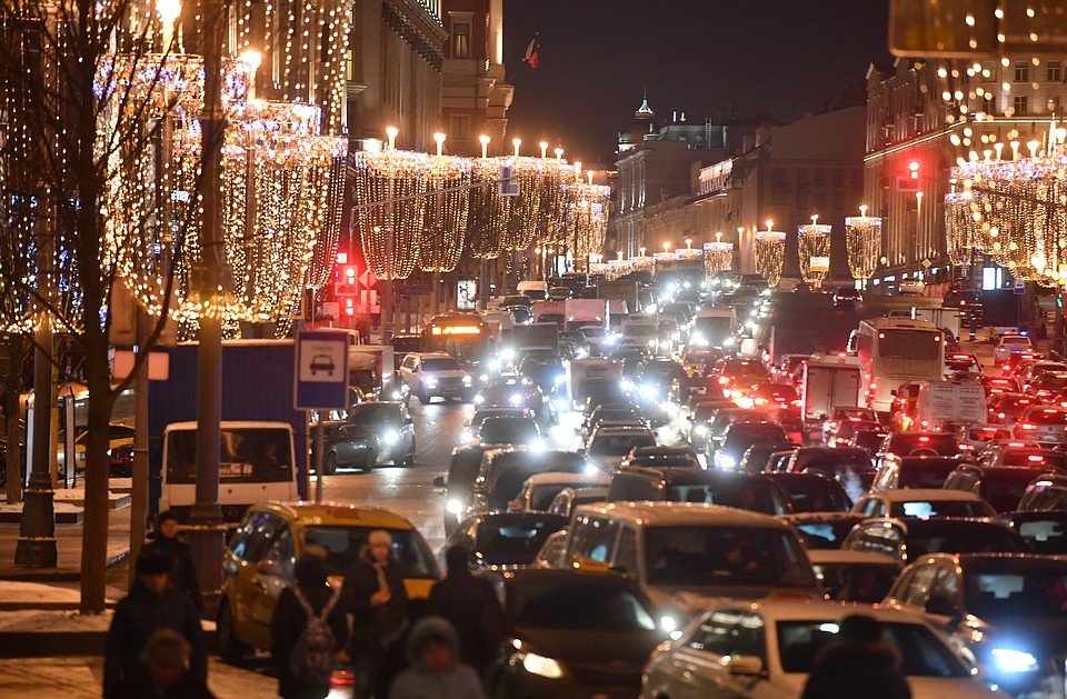 Движение в центре Москвы затруднено из-за снегопада и народных гуляний