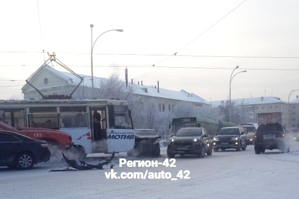 В Кемерове трамвай протаранил легковушку. Фото: vk.com, "Регион 42"