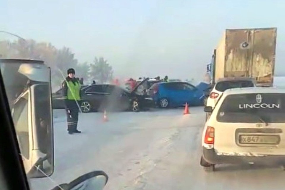 По данным полиции, в массовом ДТП пострадали девять автомобилей. Фото: кадр видео vk.com.