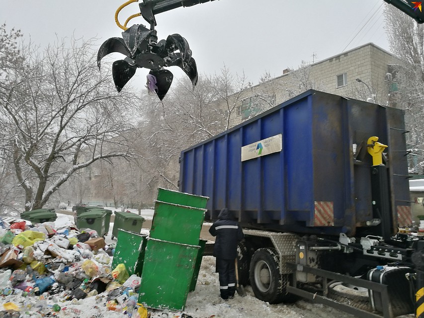 Постепенно мусор вывозят с волгоградских дворов, но свалок еще огромное множество.