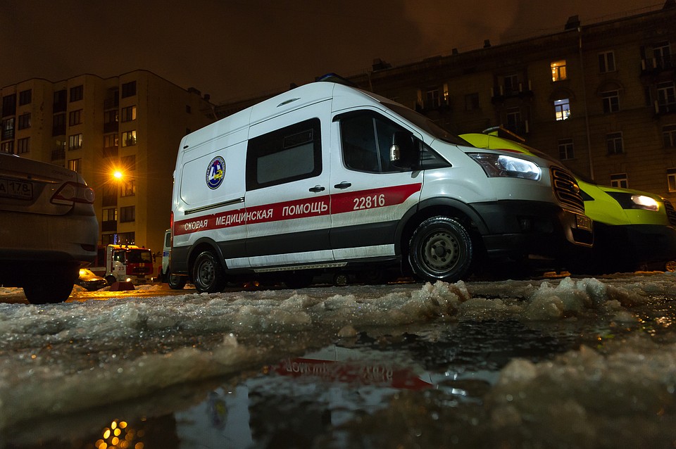 В Петербурге в машине "скорой помощи" госпитализированный напал на врача.