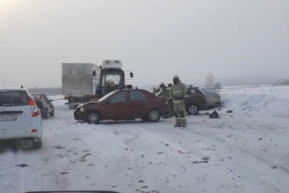 Пять человек пострадали в ДТП на кузбасской трассе. Фото: кадр видео vk.vom