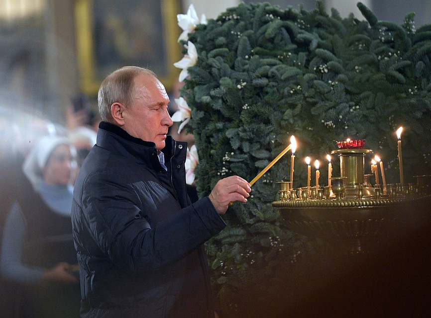 Владимир Путин во время праздничного богослужения по случаю Рождества