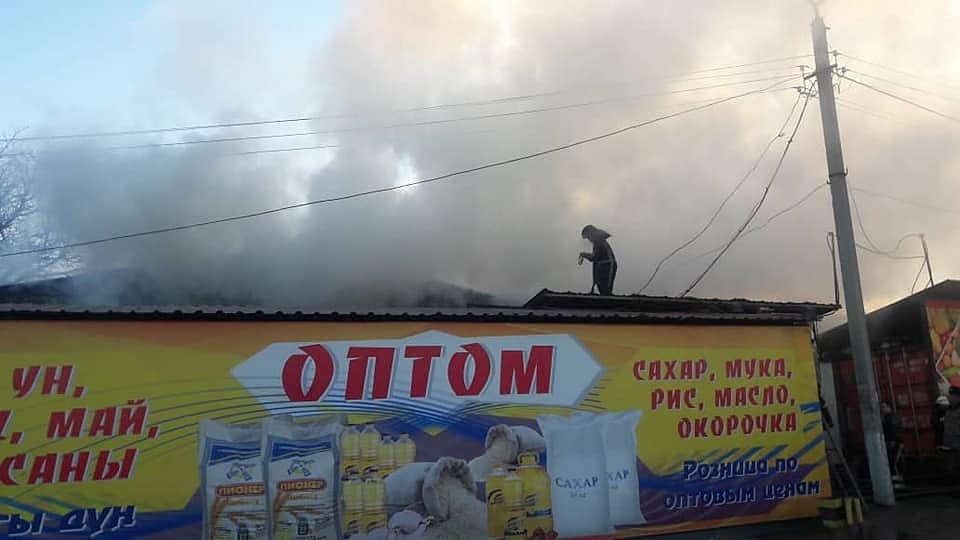 Пожар вспыхнул днем на складе магазина в Лебединовке