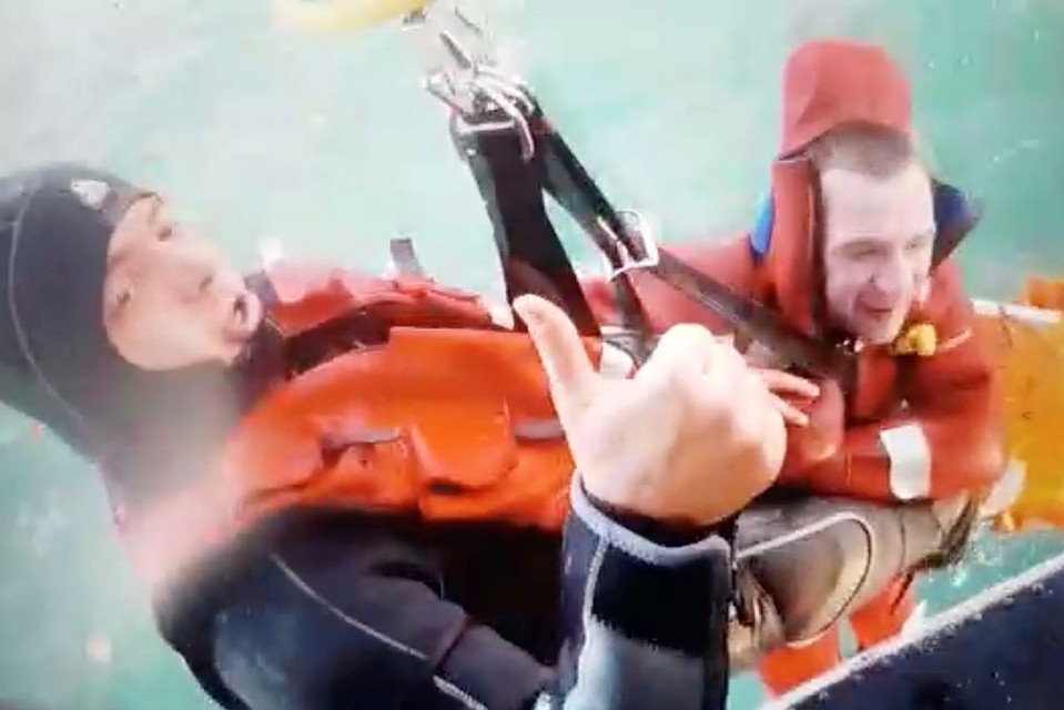 Момент спасения моряков с затонувшего у берегов Турции сухогруза
