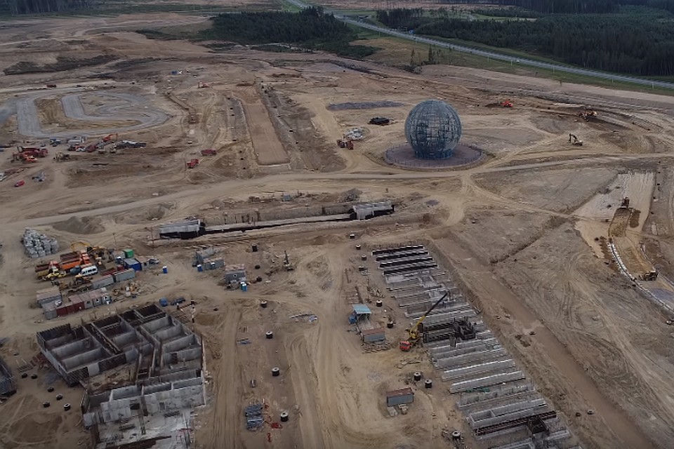 Строительство идет полным ходом. Кадр сделан в августе 2018 года. Фото: скриншот видео youtube.com/Sergey.