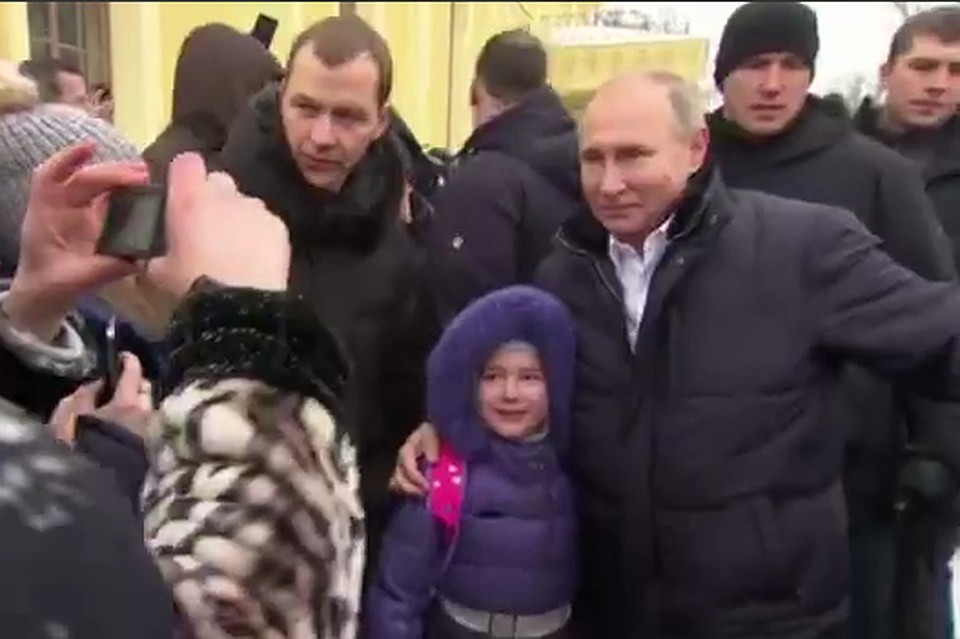 В ходе своего визита в Санкт-Петербург президент России Владимир Путин специально остановил свою машину, чтобы успокоить расплакавшуюся девочку