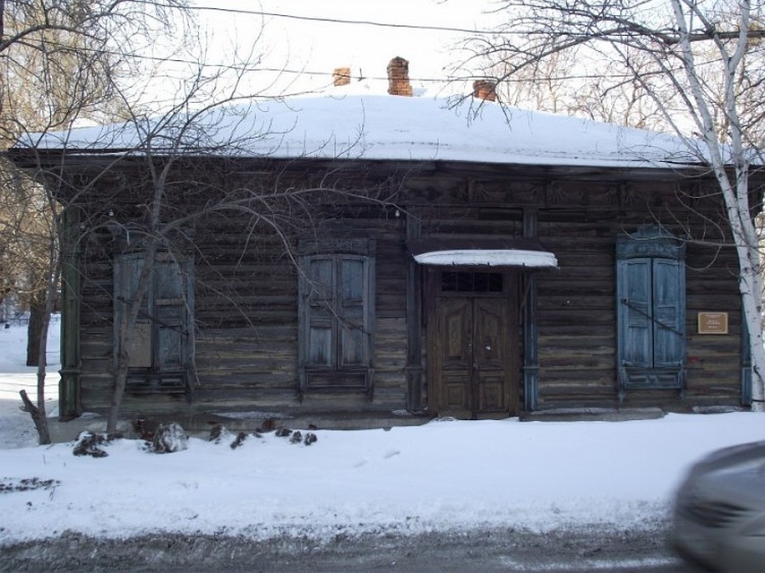 У дома разобрали пол.