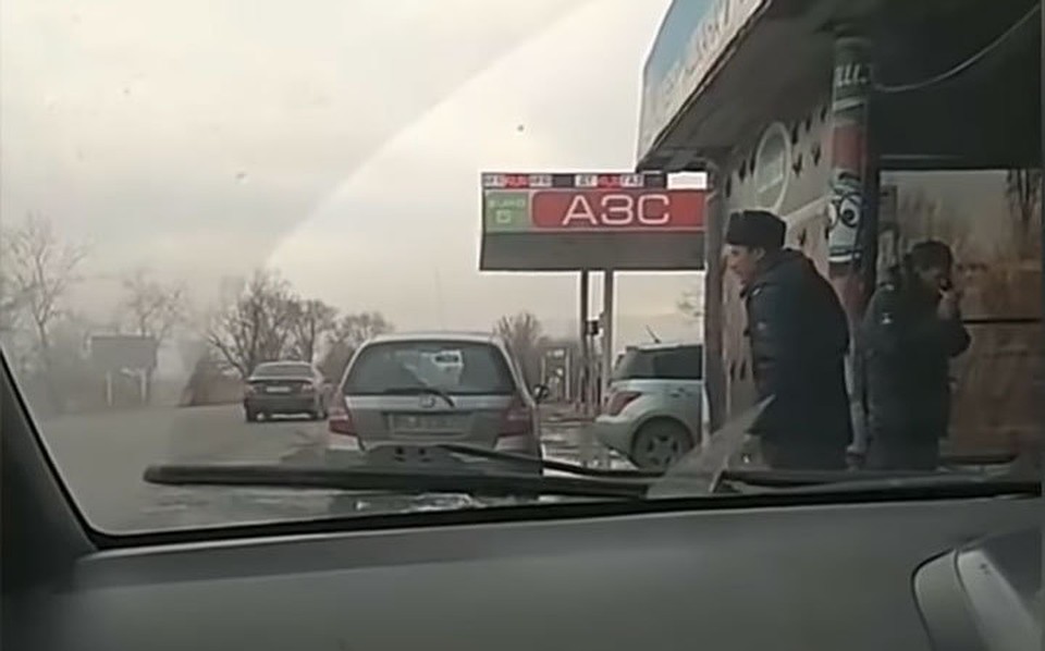 Старшина милиции курил в неположенном месте. А еще плюнул на землю. Не менее пяти раз, как утверждают очевидцы.