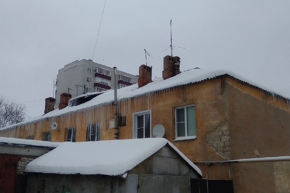 Липчане жалуются на сосульки, свисающие с крыш домов