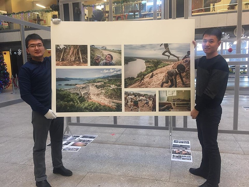 Устанавливать стенды с фотографиями помогают волонтеры