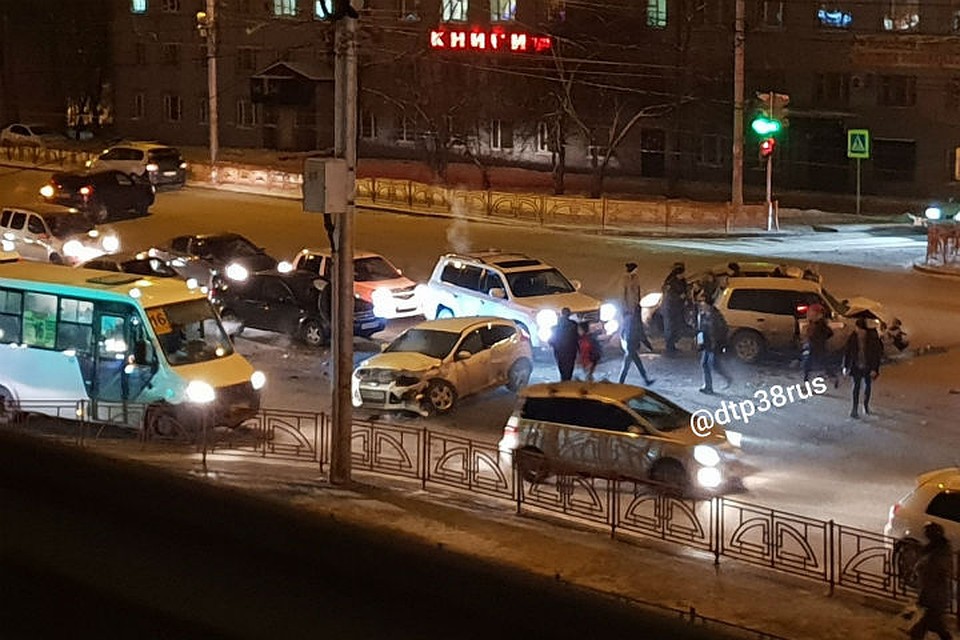 ДТП в Иркутске: двое детей пострадали в столкновении Toyota RAV4 Ford Focus на улице Байкальская. Фото: группа "ДТП 38 RUS".
