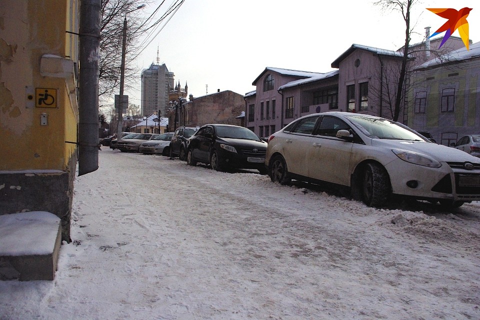 Пользуясь отсутствием бордюра, автомобилисты паркуются у коррекционной школы, иногда заезжая на тротуар