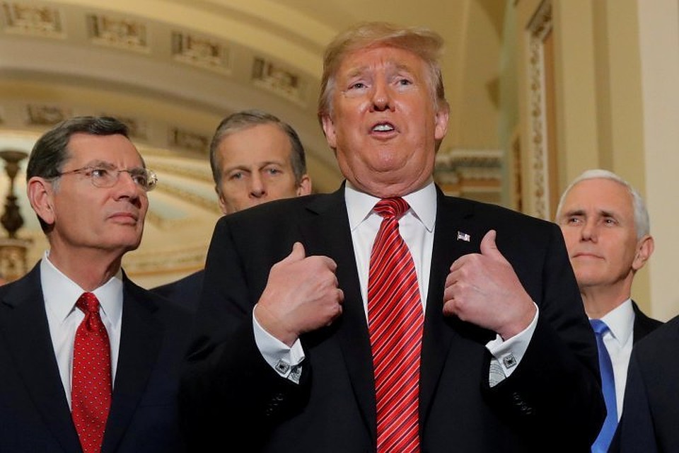 Президент США Трамп общается с журналистами после встречи с Нэнси Пелоси и Чаком Шумером