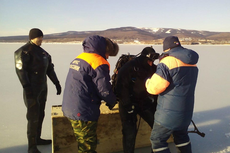 В Хабаровском крае продолжают искать рыбаков, пропавших в бухте Тигиль