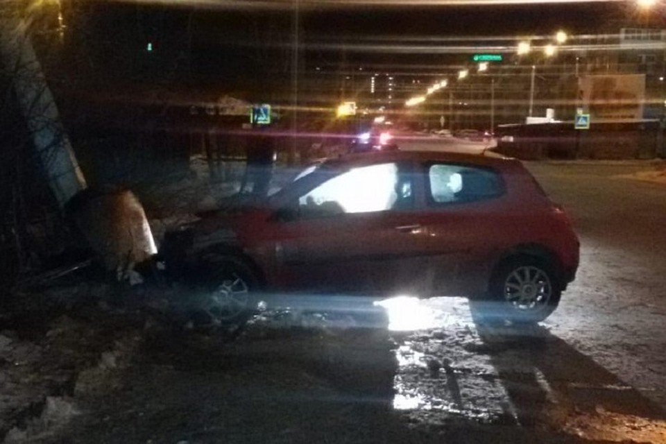 Механик автосервиса после ссоры с женой угнал «Renault Clio» и попал в аварию в Иркутске. Место аварии.