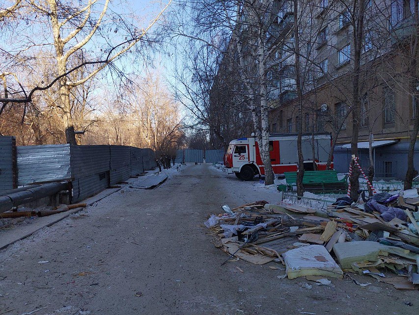 Во дворе дома, где обрушился подъезд. Фото: пресс-служба губернатора Челябинской области.