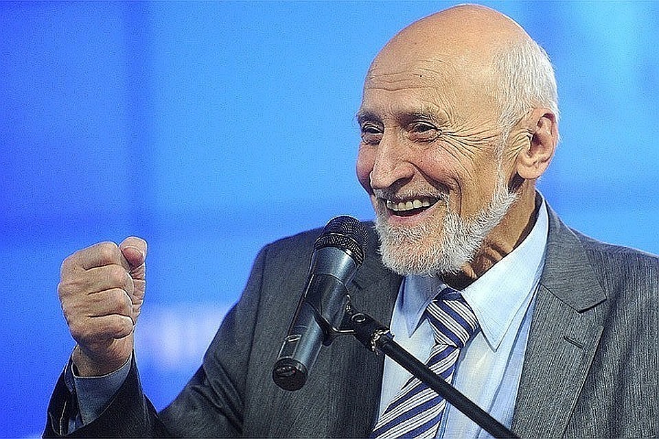 После перелома двух ребер, телеведущий идет на поправку - выписка запланирована на начало следующей недели
