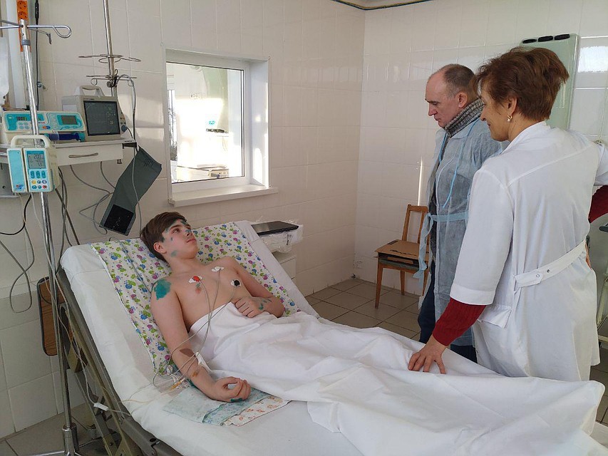 Из больницы выписали 13-летнего Владимира Гаврилова. Это его в палате навещали президент России Владимир Путин и губернатор Борис Дубровский. Фото: gubernator74.ru