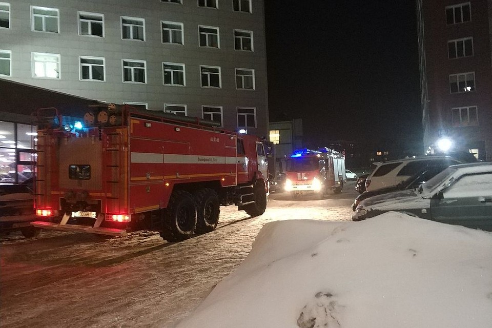 На месте работают сразу несколько пожарных машин.